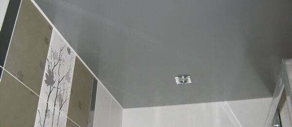 Глянцевый натяжной потолок в ванную