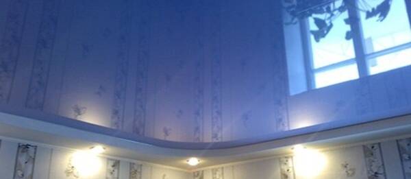 Глянцевый натяжной потолок в синем цвете