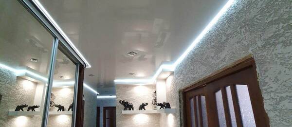 Глянцевый натяжной потолок с подсветкой в коридор